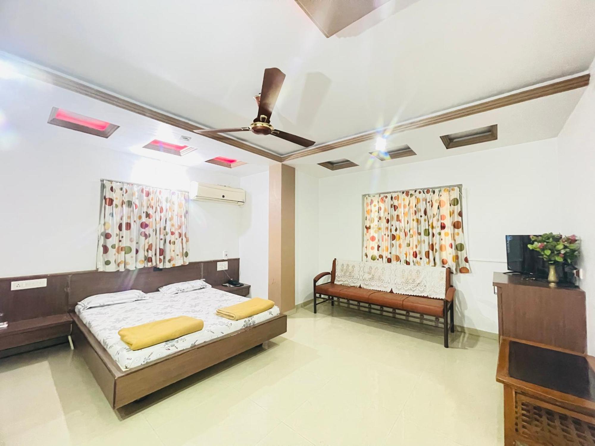 Hotel Rajdhani And Guest House Gujarat - Best Family Hotel In Halol Near Pavagadh And Halol Gidc Bagian luar foto
