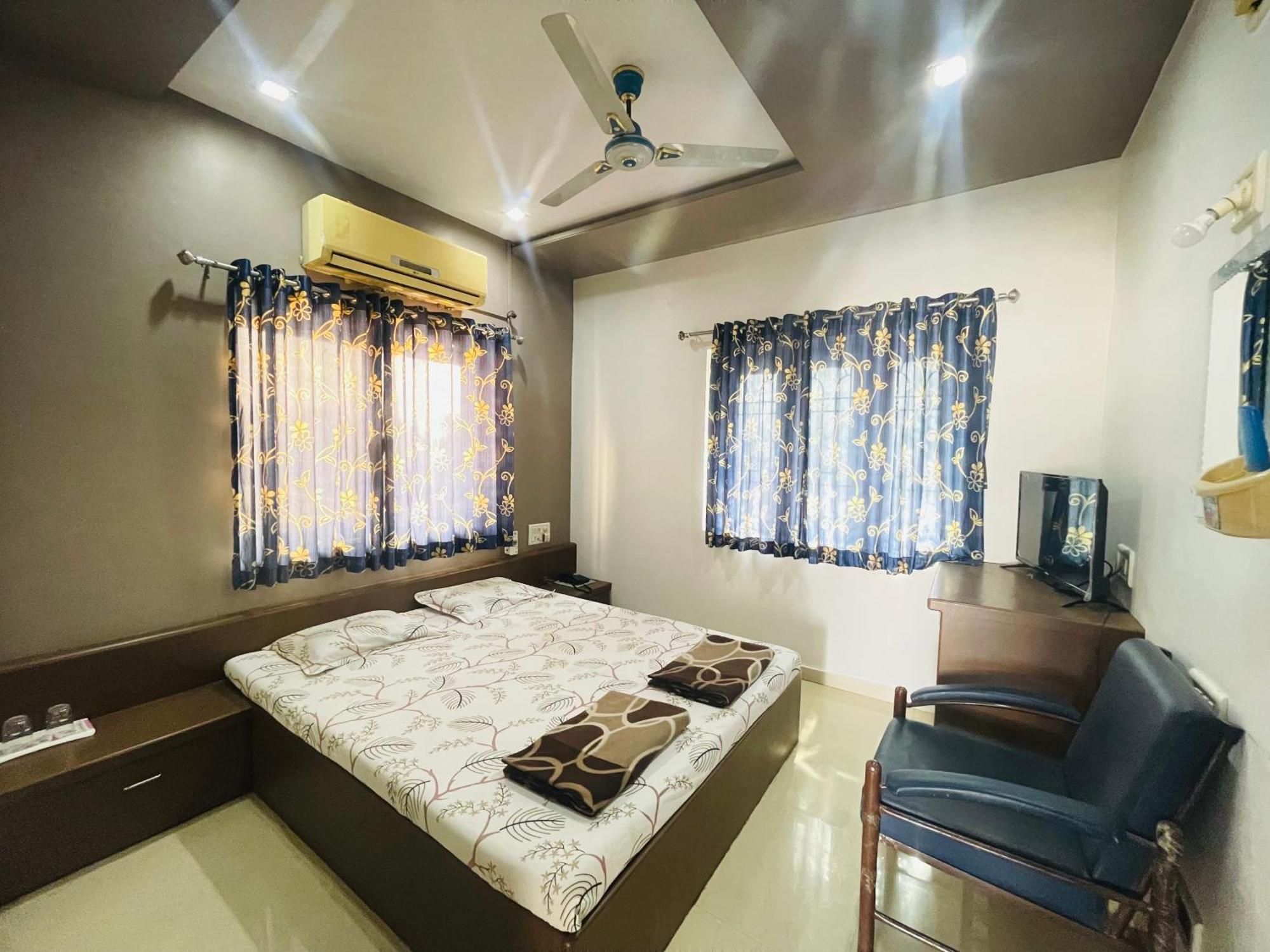 Hotel Rajdhani And Guest House Gujarat - Best Family Hotel In Halol Near Pavagadh And Halol Gidc Bagian luar foto