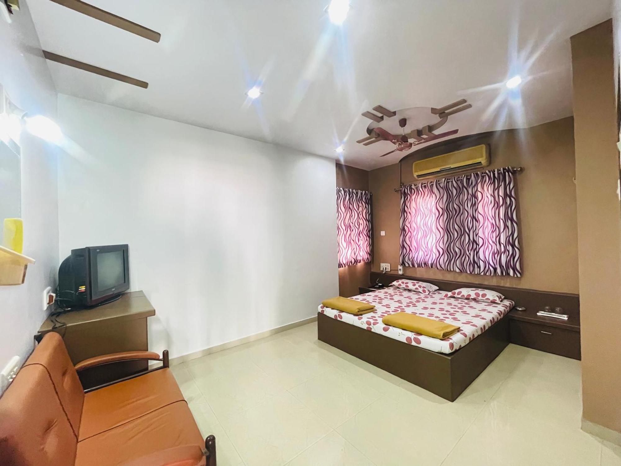 Hotel Rajdhani And Guest House Gujarat - Best Family Hotel In Halol Near Pavagadh And Halol Gidc Bagian luar foto